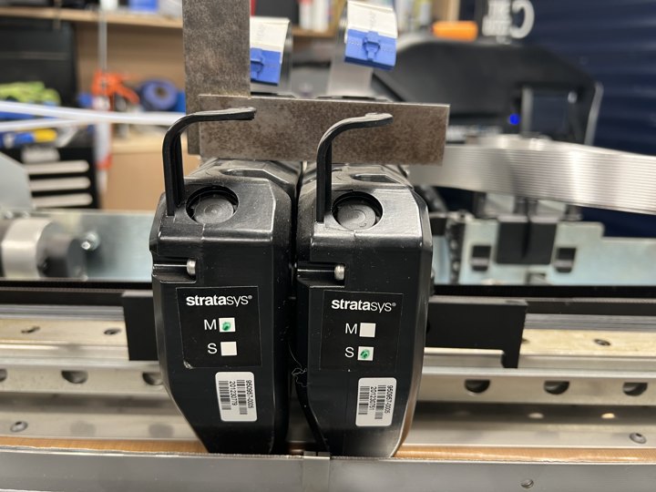 P1’s model and support heads: both labelled 950957-0005.
